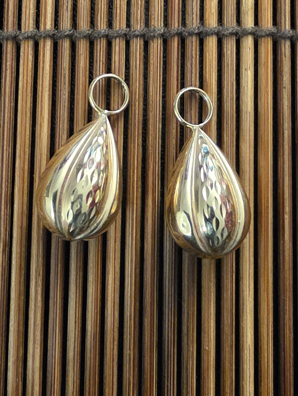 14k Yellow Gold diamond cut gold teardrop earring enhancers (Vintage)